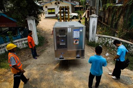 Photo shows a flu vaccine shipment within a temperature-controlled container.