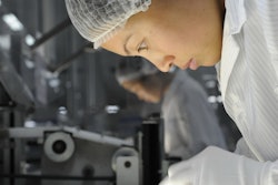 Quality control: Since glass vials are often filled with aggressive medicinal products, they are subjected to precise checks beforehand. (Photo: Schott PP/Jan Siefke)