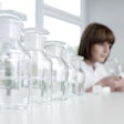 A silicone stopper for syringe systems offers improved sliding characteristics.