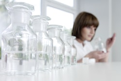 A silicone stopper for syringe systems offers improved sliding characteristics.