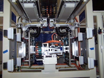 The SSE robot offers high-speed transfer of parts from mold to automation.