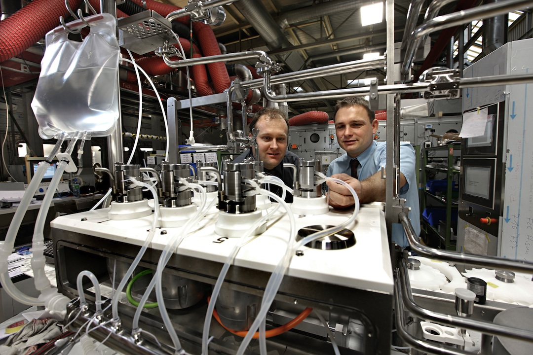 With the Bosch filling line, Boehringer Ingelheim can fill and close up to 400 containers/min, ranging from vials to single and double-chamber cartridges. Here, workers check the disposable tubes of the filling system.