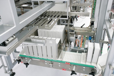 VP 453 processes folding boxes in trays with top-fitted fully enclosing lids.