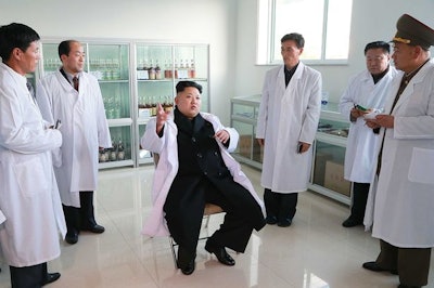 Kim Jong Un with a team of doctors / Photo: http://www.mirror.co.uk/