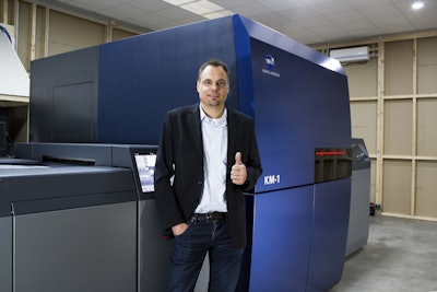 Arndt Eschenlohr, President of PLS Print Logistic Services GmbH, next to the digital sheet-fed press.