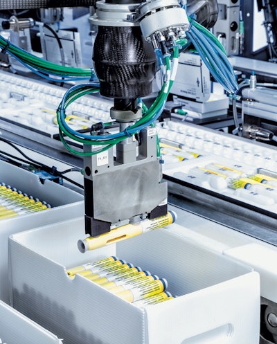 A newly developed camera detects the exact position and layer height of the pens by scanning the complete top layer in the bulk box after each pick of the robot. That image allows the pens to be taken out of the box with precision. (All images in this story from Schubert Packaging Systems GmbH.)