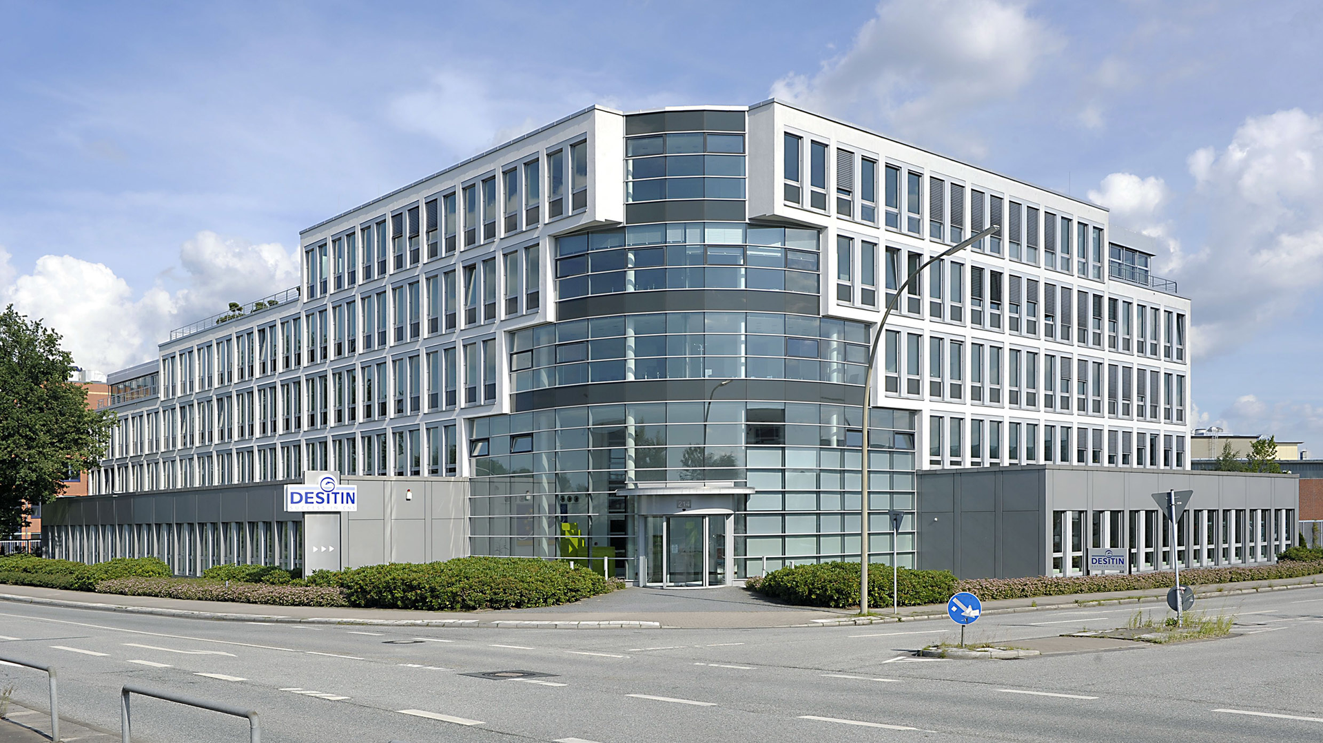 Mid-sized pharmaceutical firm uses PAS-X Track & Trace on two of its packaging lines in Hamburg to comply with anti-counterfeiting requirements.