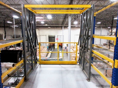 Equipped with a double-sided gate, it offers maximum protection to workers accessing large pallet loads at elevated levels.