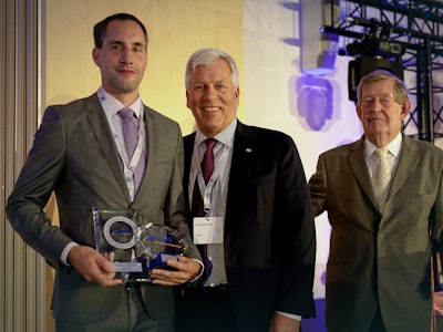 Dr. Joseph Adelsberger, Team Leader R+D Basic Technologies at Schreiner Group, accepts the Innovation Award on the occasion of the European Label Forum.