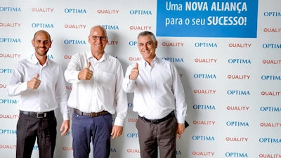 From left to right: Carlos Eduardo Praxedes (Sales Director, Quality Machines), Rolf Geissinger (Managing Director, Optima do Brasil) and Genivaldo Paixão Praxedes (Technical Director, Quality Machines) are pleased about the new alliance.