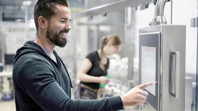 After customers receive instructions via Remote Service from Syntegon's service experts, they can adjust machine settings accordingly.