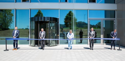 Alex Eder, Guido Spix, Beate Ullrich, Christian Traumann, and Stephan Thomae at the opening of the Multivac Training & Application Center for Slicing & Automation.