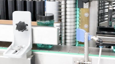 In the dispensing process, the flow of glue is controlled by a micrometric screw which, besides guaranteeing exact quantities as needed, is able to interrupt the operation in the absence of glue.