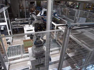 With the help of special grippers and high-resolution 2D cameras, the two NJ-40 articulated robots pick a series of bottles from the partitioned cases used for shipping.