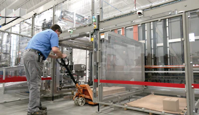 A dual-bay pallet format means that palletization in a second bay keeps right on going while operators remove the pallet from a first bay. The machine isolates operators from any moving parts with a physical barrier for safety.