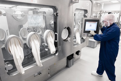 Alcami selected a line with isolator technology from Syntegon, which effectively separates production areas and personnel, contributing to the highest hygiene and safety standards.