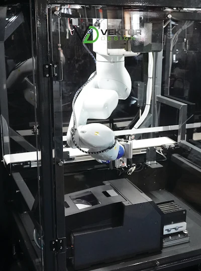 Epson VT6L All-in-One 6-Axis Robot and Epson ColorWorks CW-C6000P Color Inkjet Label Printer work together to enable precise label placement on an assortment of corrugated cases.