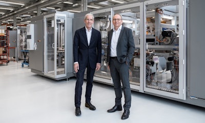 Hans Bühler (left) hands over the CEO position to Dr. Stefan König.