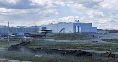 With Riverbend Meats built adjacent to Riverbend Ranch’s feedlots, cattle are herded directly to the building rather than having to be loaded on a truck and driven hundreds of miles.