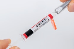 The security seal integrated in the needle protection system is automatically activated when pulling off the syringe cap and irreversibly indicates the first opening.