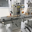 PS1 Packserter automatically detects the formed pouch on the companion conveyor, feeds it under the discharge, and inserts the desiccant packet into the pouch.