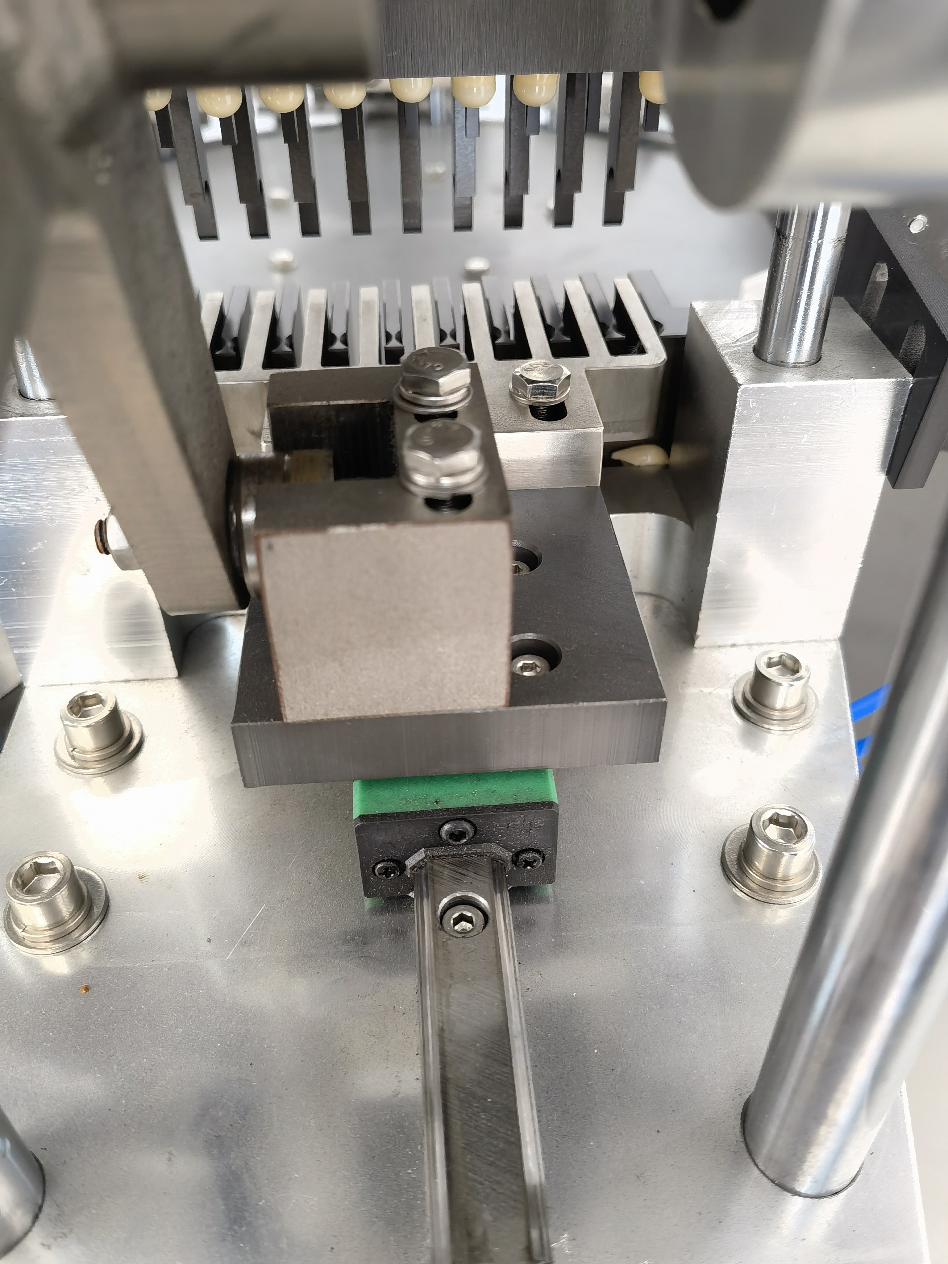 This single, integrated solution is capable of handling everything from orienting the empty capsules to filling, closing, and polishing them in one seamless flow.