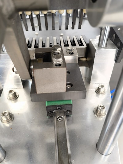 This single, integrated solution is capable of handling everything from orienting the empty capsules to filling, closing, and polishing them in one seamless flow.