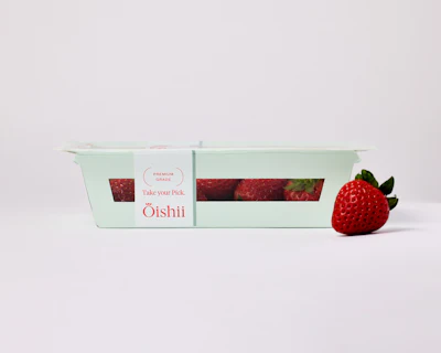 Oishii’s new Nikko Berry package replaces the traditional PET berry clamshell with a top-seal format built around an SBS paperboard tray, heat-sealed lidding film, and integrated viewing windows. The company says the redesigned pack reduces plastic use by 80% while improving shelf life and retail presentation.