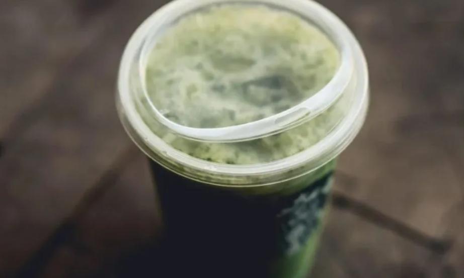 Customers are now encouraged to consume drinks directly through redesigned lids, which are recyclable and eliminate the need for an additional component.