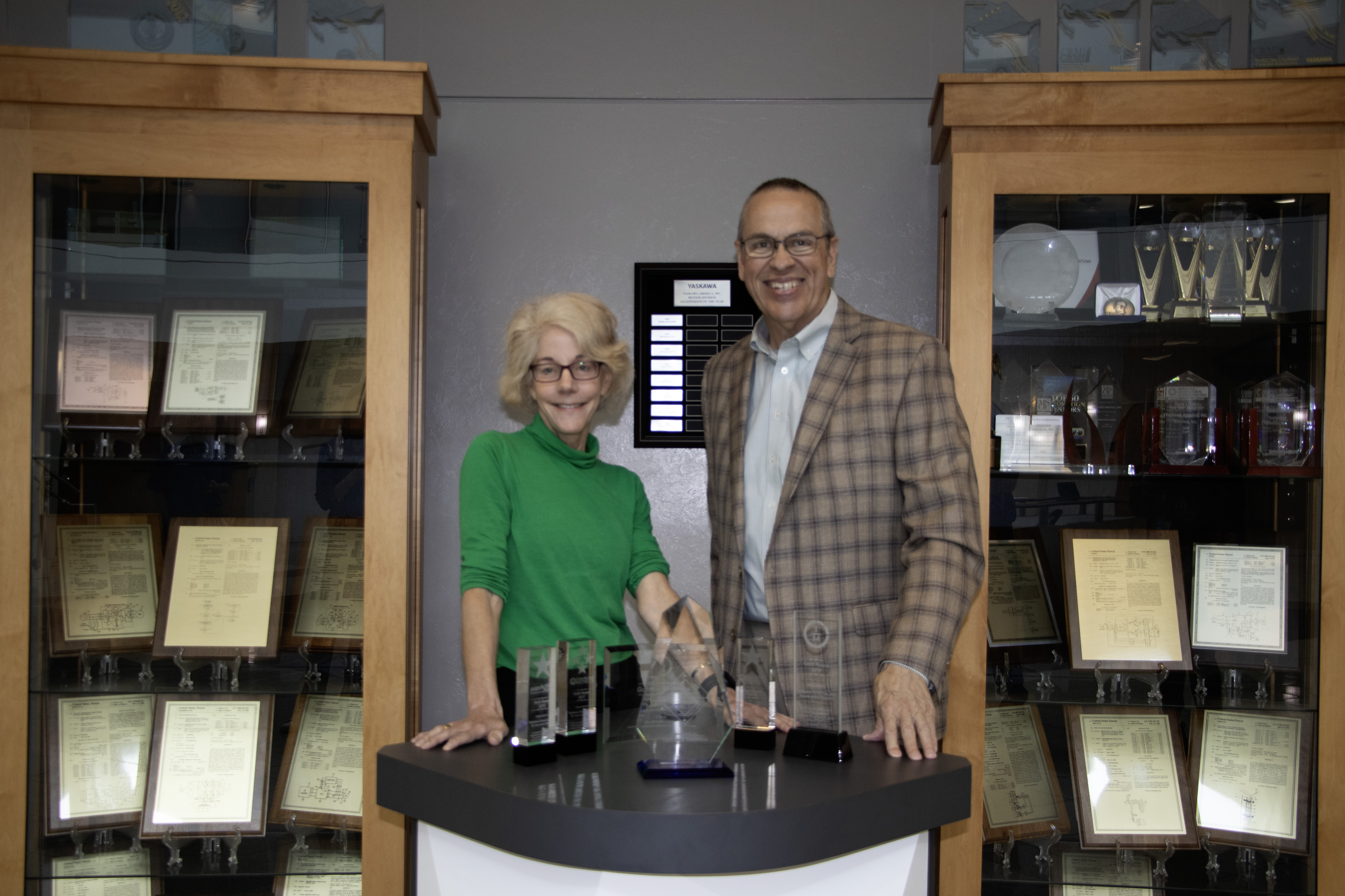Martha Brooke, Interaction Metrics Founder, presents Dennis Fitzgerald, Yaskawa America VP of Customer Satisfaction, with the 2025 Outstanding CX Award.