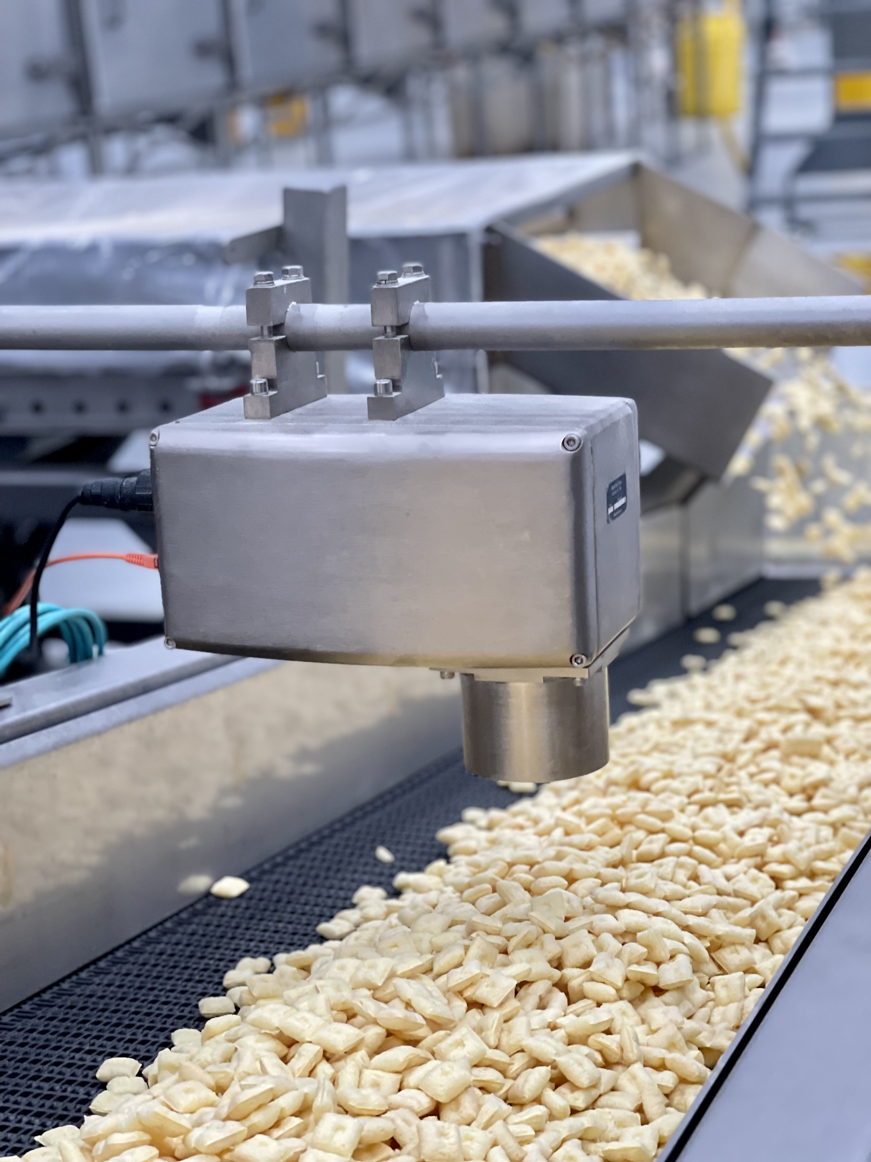 Industrial sensor device monitoring cereal production on factory conveyor belt